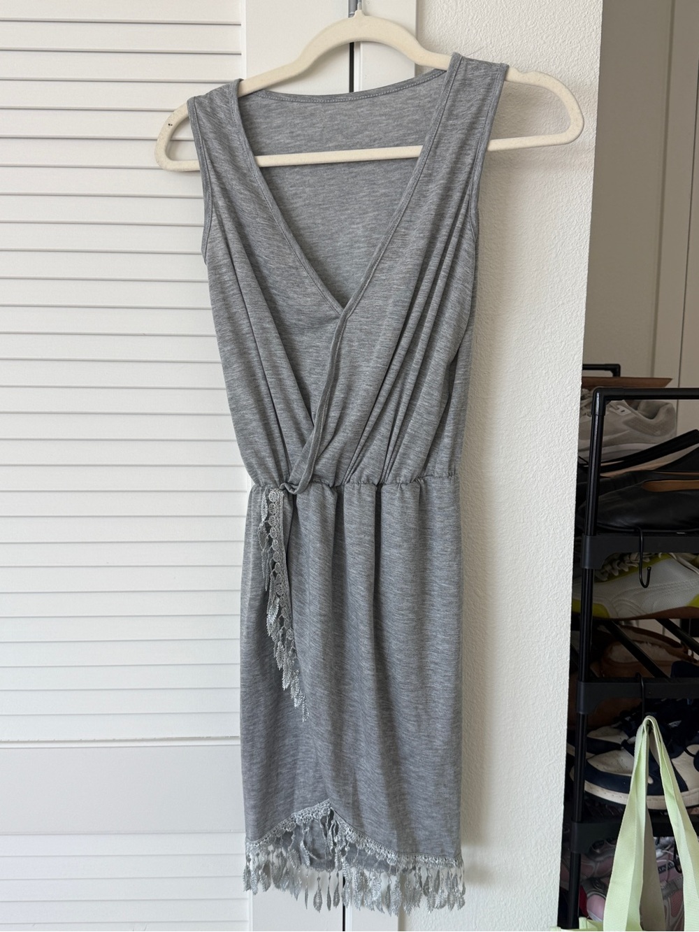 🪽Sleeveless Gray V-Neck Feather Fringe Hem Dress🪽